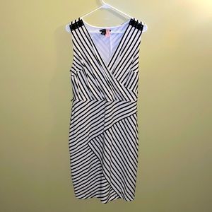 WHBM BLACK WHITE SLEEVELESS STRIPE DRESS